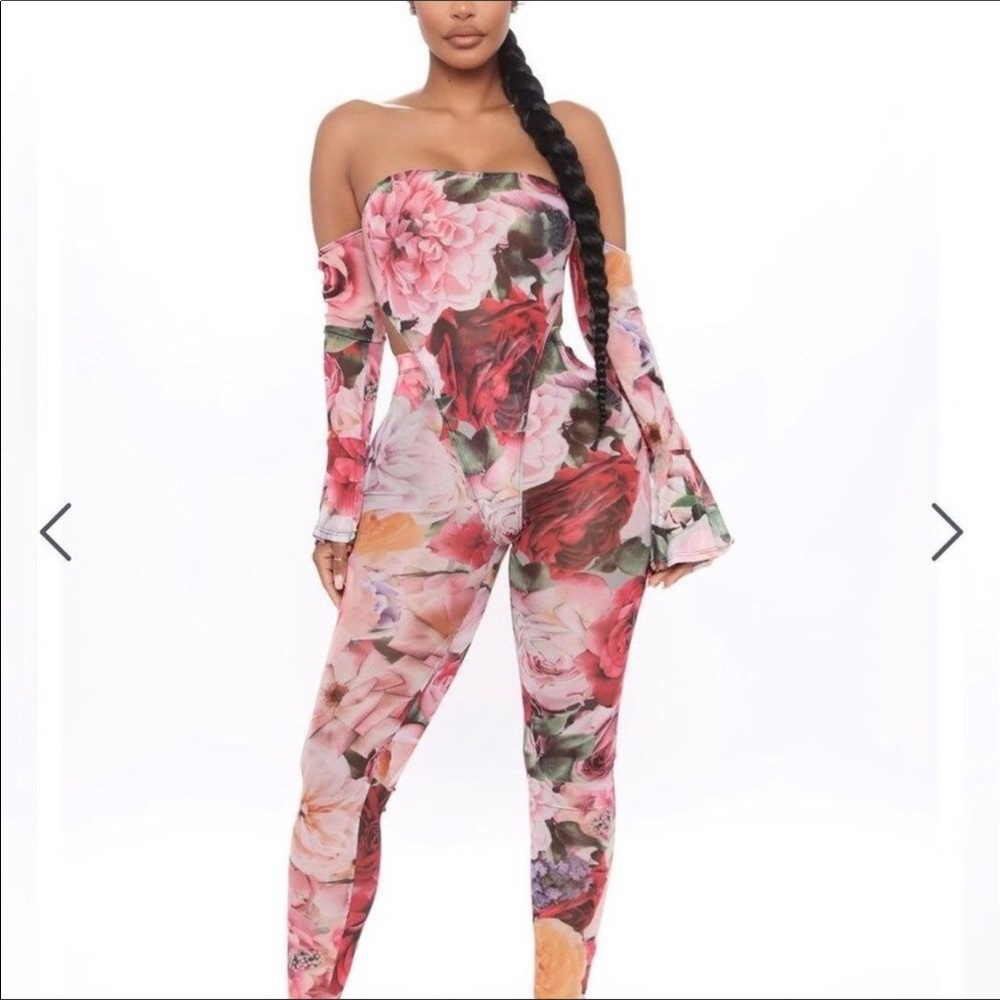 Floral 2 piece set. Off the shoulder bodysuit and leggings.
